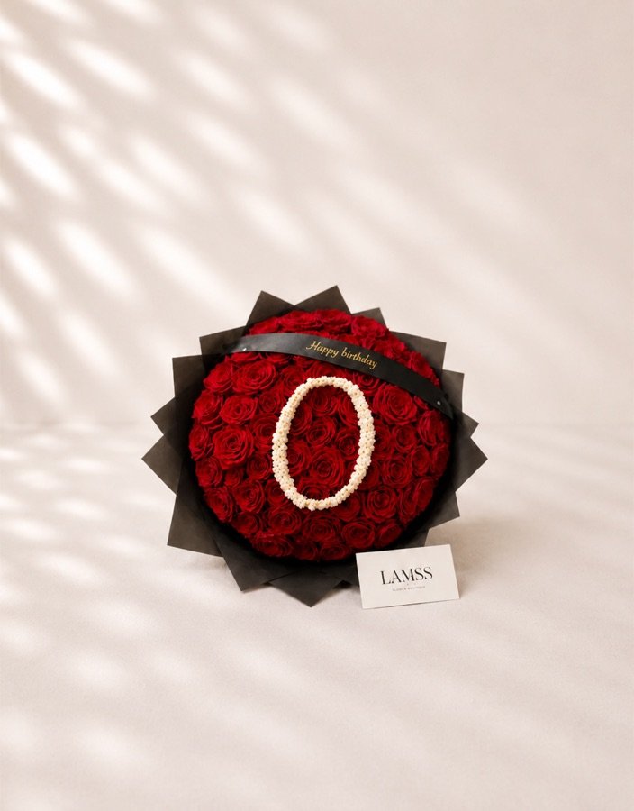 Bouquet de roses rouges avec une initiale en gypsophile